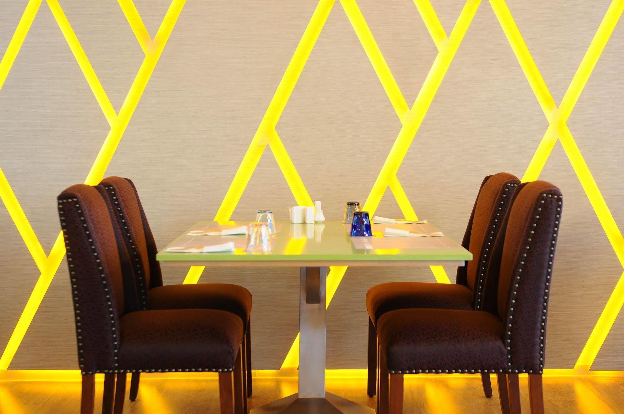 One One Bangkok Hotel Ngoại thất bức ảnh